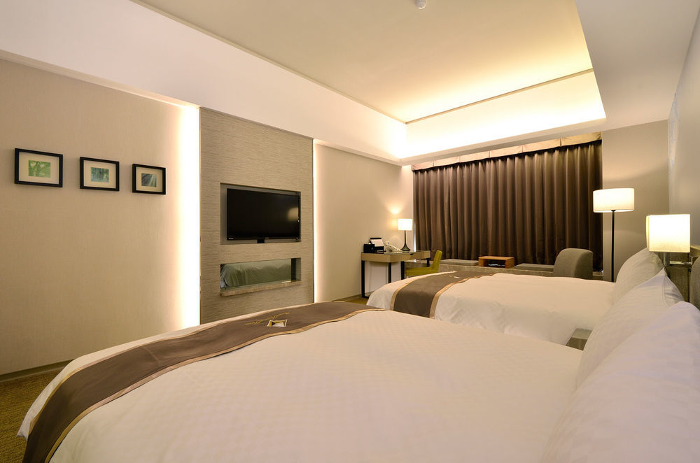 Tsun Huang Hotel Città di Chiayi Esterno foto