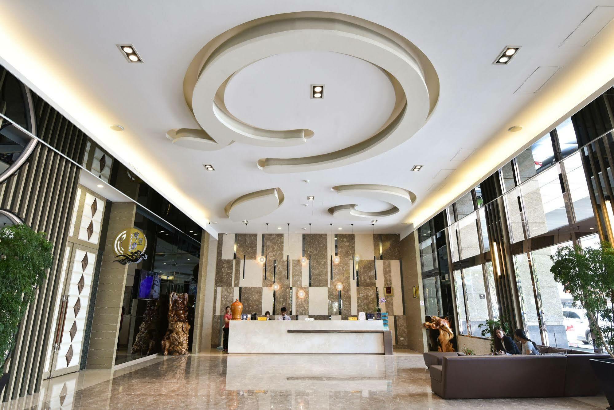 Tsun Huang Hotel Città di Chiayi Esterno foto