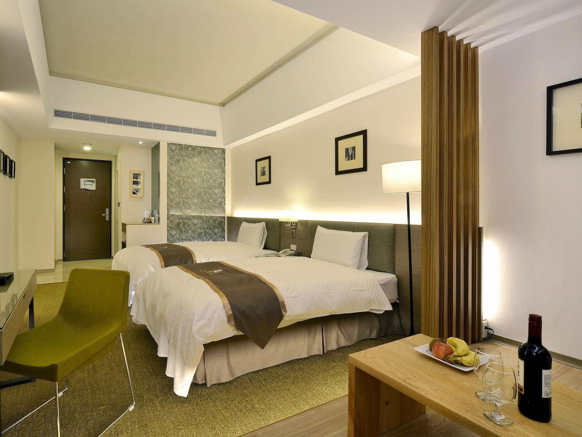 Tsun Huang Hotel Città di Chiayi Esterno foto