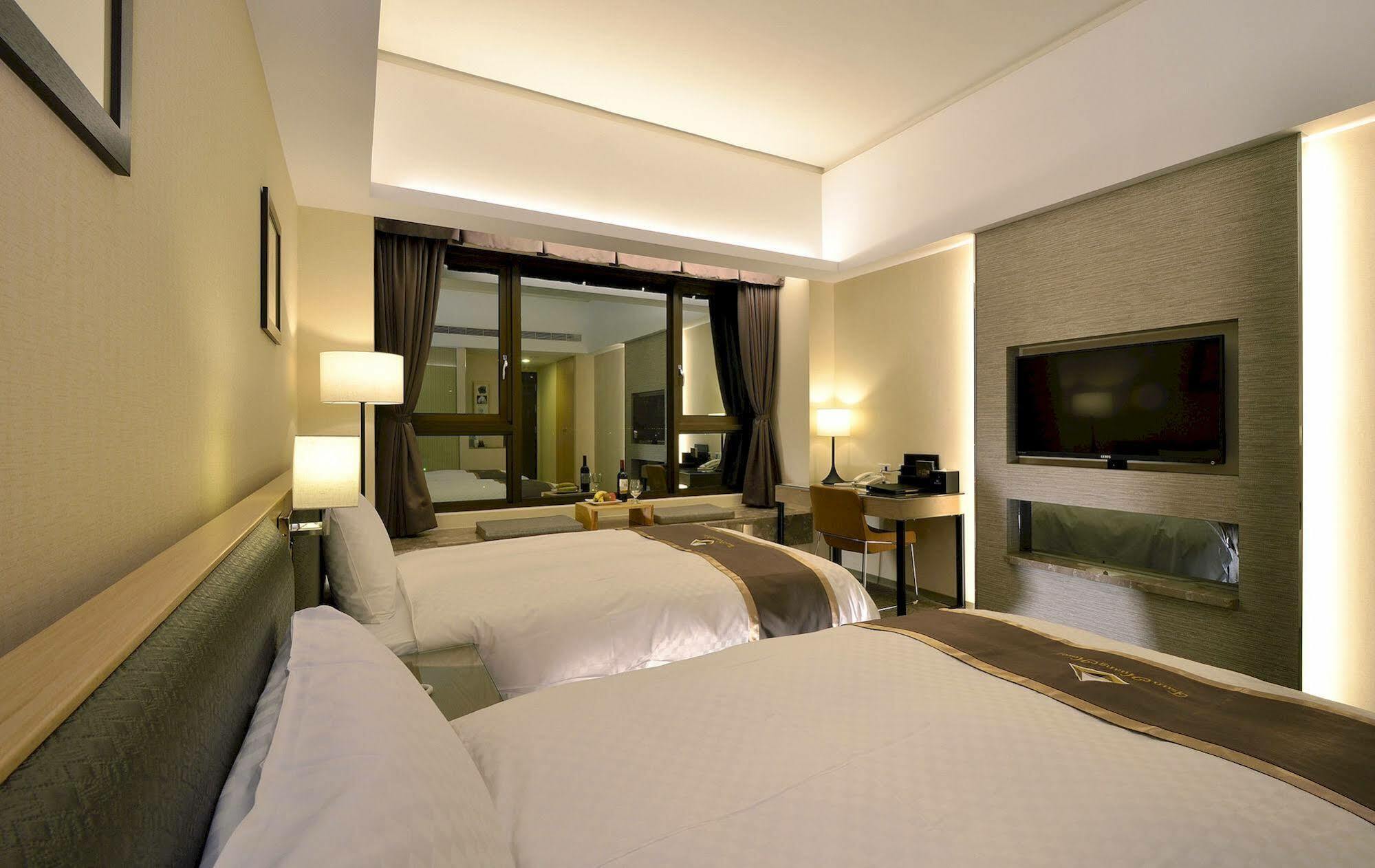 Tsun Huang Hotel Città di Chiayi Esterno foto