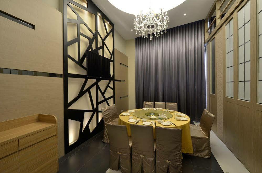 Tsun Huang Hotel Città di Chiayi Esterno foto